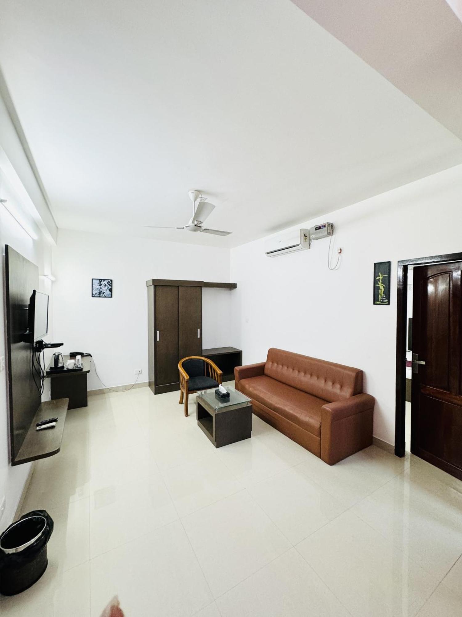 Royal International Hotel Trippapur Exterior foto