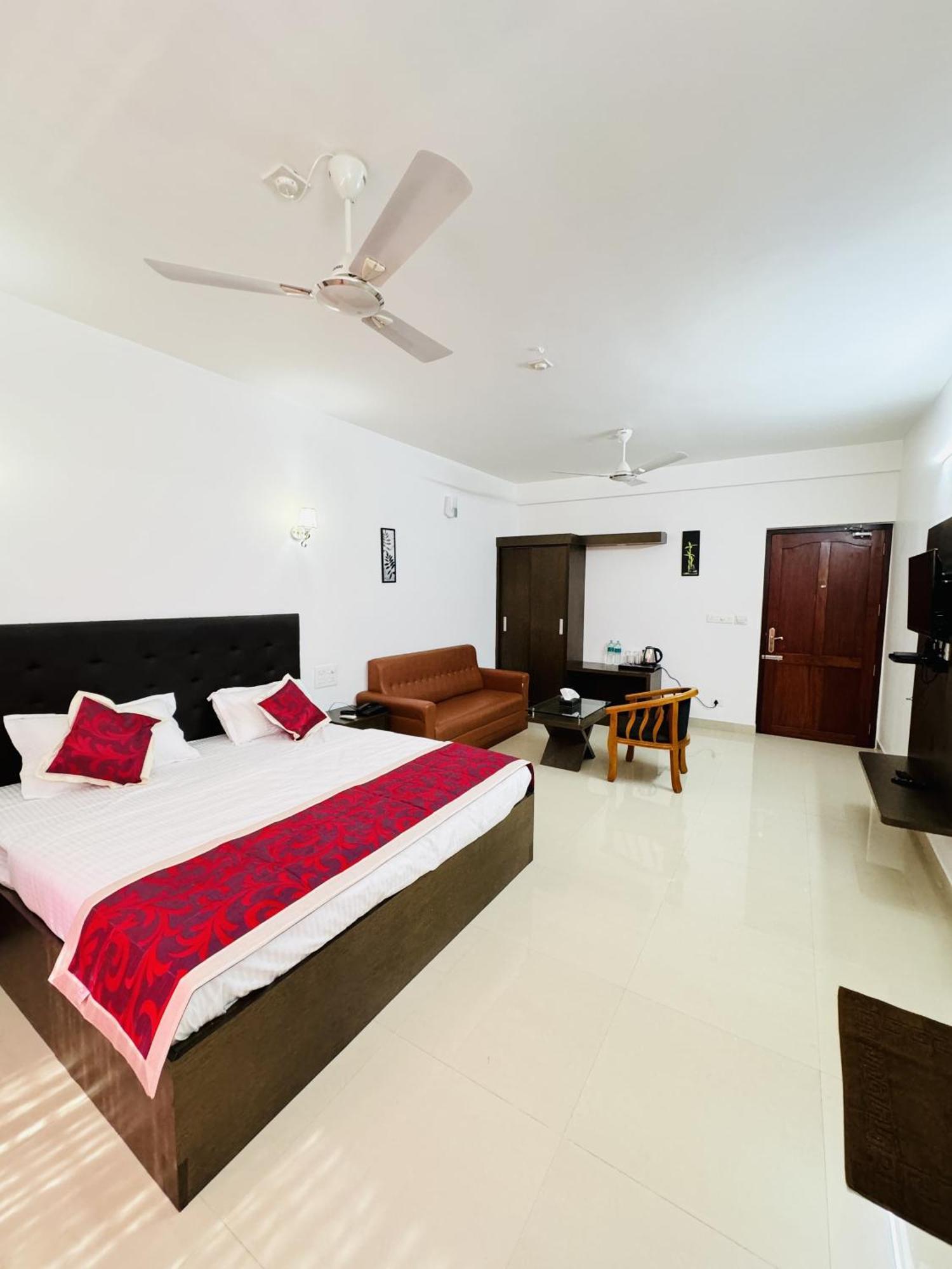 Royal International Hotel Trippapur Exterior foto