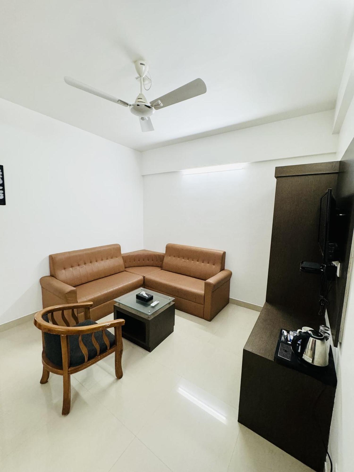 Royal International Hotel Trippapur Exterior foto